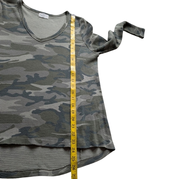 t.la Anthropologie Vicky Thermal Waffle Top Camoflauge Green V Neck Women's S - Picture 11 of 13